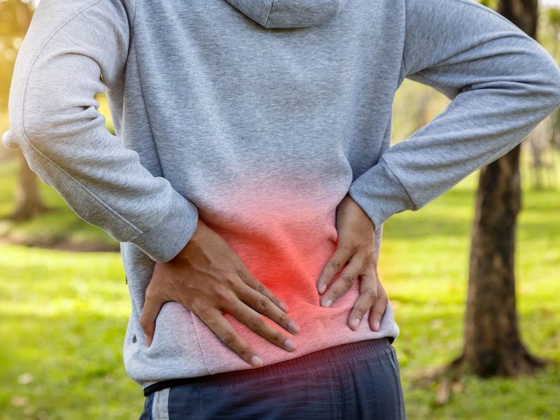 Dor nas costas: 12 principais causas e como aliviar
